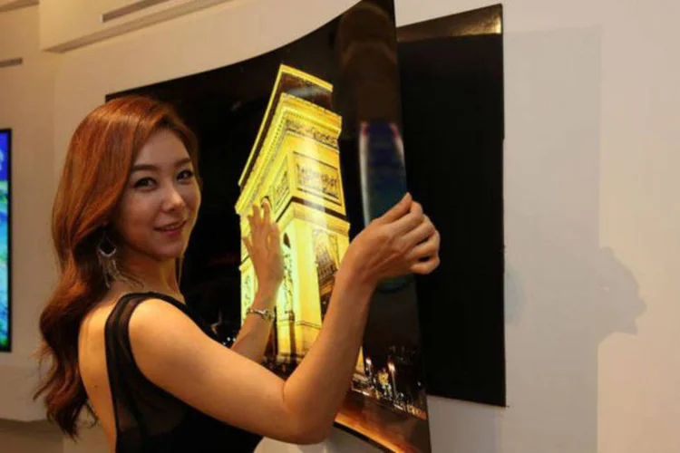 Painel OLED TV: a tela pesa 1,9 kg e ainda não possui circuitos de televisão na parte traseira (Divulgação/LG)