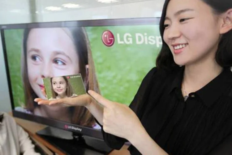 Segundo a LG, os primeiros aparelhos com a nova tela devem chegar somente entre o final deste ano e início de 2013 (Divulgação)
