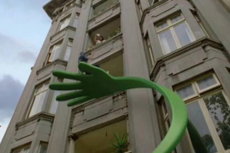 Cena do comercial "Hands", que estreia no dia 18 de julho (.)