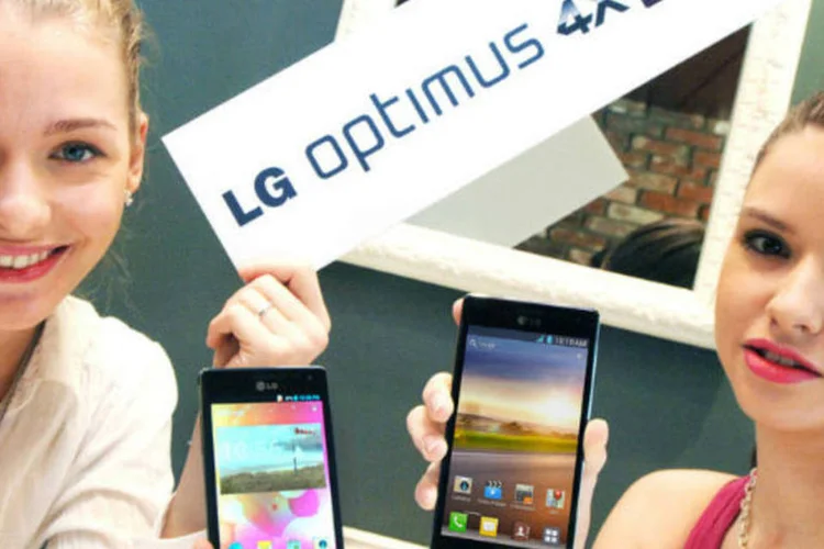 LG Optimus 4X HD: O 4X HD é ligeiramente mais compacto que o Galaxy S III, da Samsung (Divulgação)