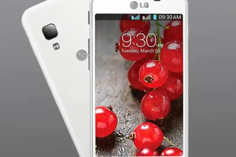 Smartphone LG Optimus L5 II Dual (Montagem de EXAME.com com fotos de divulgação)