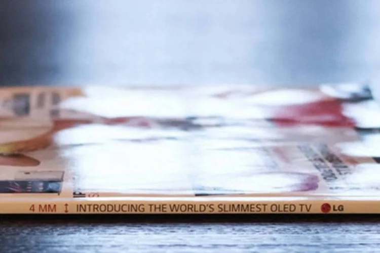 Anúncio da LG em revista: para promover sua TV OLED, que tem 4 milímetros de espessura, a marca anunciou na lombada da revista escocesa Lyd & Bilde (Divulgação/LG)