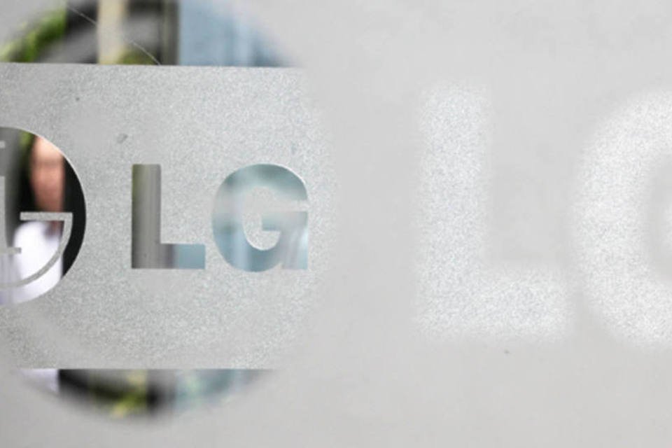 LG lança smartphone curvo em corrida contra Samsung