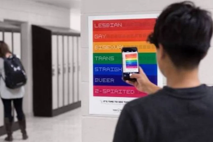 
	Cartazes trazem a lista de nomes &quot;L&eacute;sbica, Gay, Bissexual, Trans, H&eacute;tero, Queer e 2-Spirited&quot; nas paredes da Toronto District School
 (Divulgação/Pflag)