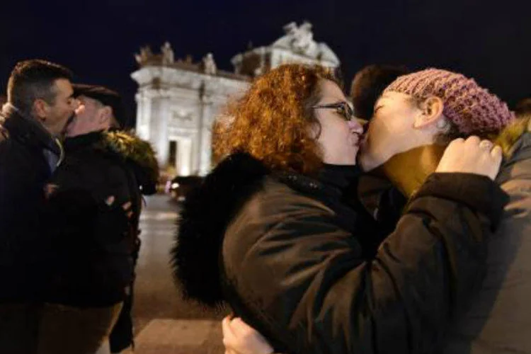 
	Manifesta&ccedil;&atilde;o: ativistas de grupo LGBT participam de &#39;beija&ccedil;o&#39; na Porta do Sol, em Madri
 (AFP/ Pierre-Philippe Marcou)