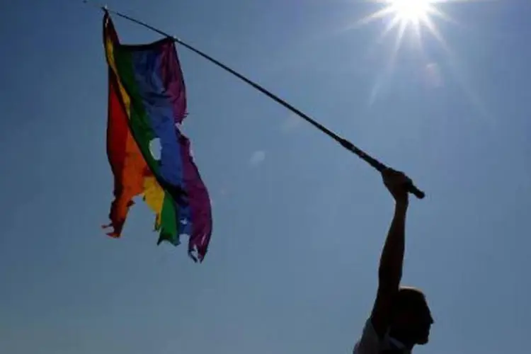 Manifestante participa da parada do Orgulho Gay em São Petersburgo: ONG expressa preocupação pelo surgimento de grupos de "vigilância antigay" em várias cidades russas (Olga Maltseva/AFP/AFP)