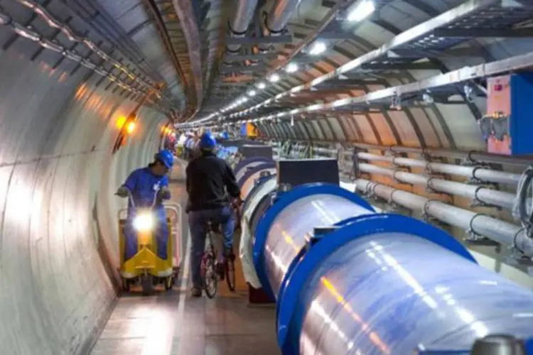 Tunél do LHC, no CERN: local faz parte do Grande Colisor de Hádrons, experimento científico gigante que procura pela origem do universo (Divulgação)