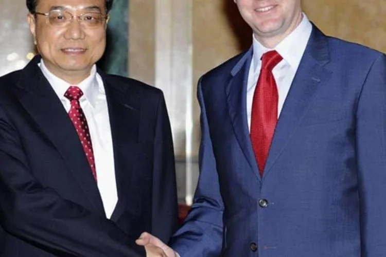 O vice-primeiro-ministro da China, Li Keqiang, e o vice-premiê britânico, Nick Clegg, assinaram os acordos (WPA Pool/Getty Images)