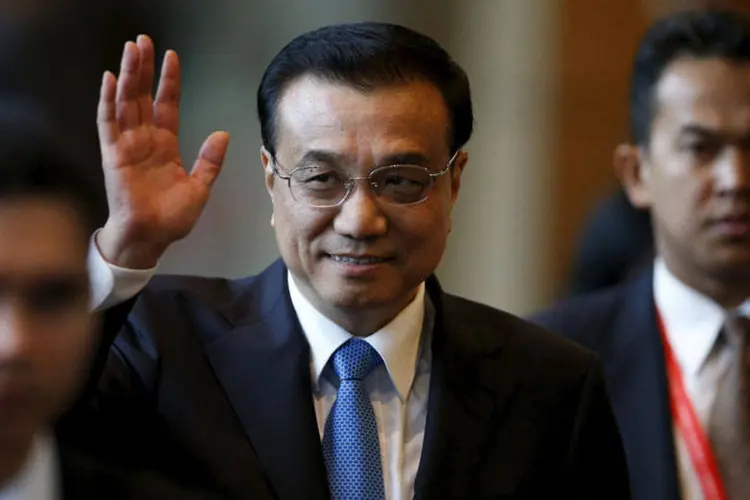 
	O primeiro-ministro da China, Li Keqiang: o iuan, observado de perto pelos mercados globais, ser&aacute; mantido dentro de &quot;uma faixa razo&aacute;vel&quot;, disse Li ao f&oacute;rum
 (Olivia Harris/REUTERS)