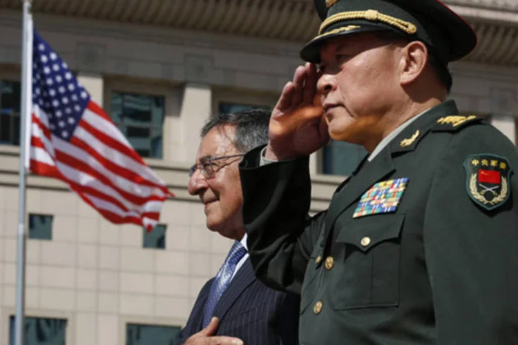 Panetta (L) ao lado do colega chinês, Liang Guanglie: o americano busca contribuir para diminuir a tensão entre Pequim e Tóquio, envolvidos em uma disputa territotial (Larry Downing-Pool/Getty Images)