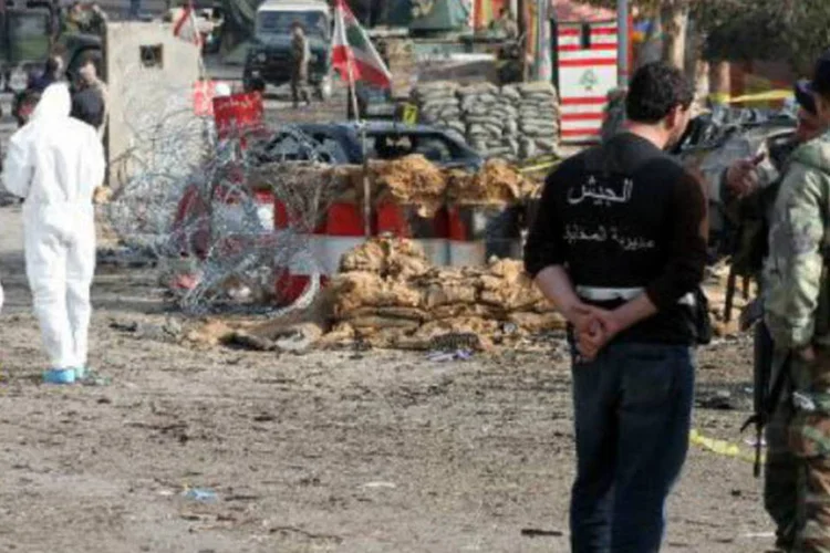 Especialistas libaneses trabalham em local onde ocorreu explosão de carro-bomba: Hezbollah desmentiu que ataque tenha atingido posições de artilharia e mísseis (AFP)