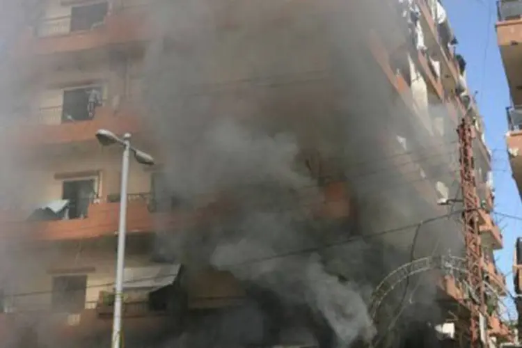 
	Coluna de fuma&ccedil;a sai de pr&eacute;dio de Bab el-Tabaneh: na ter&ccedil;a-feira, quatro moradores do bairro morreram nos confrontos
 (AFP)