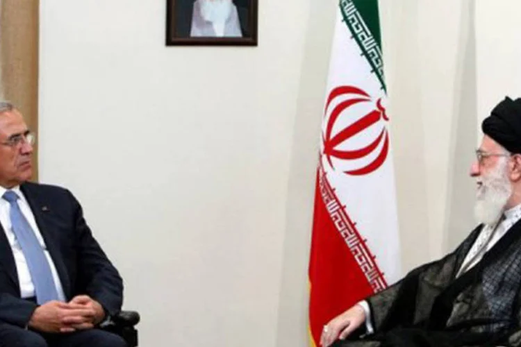 
	O presidente liban&ecirc;s, Michel Sleiman, em reuni&atilde;o com o l&iacute;der supremo iraniano o aiatol&aacute; Ali Khamenei: esta &eacute; a primeira vez que o L&iacute;bano faz tal pedido a Teer&atilde;
 (AFP)