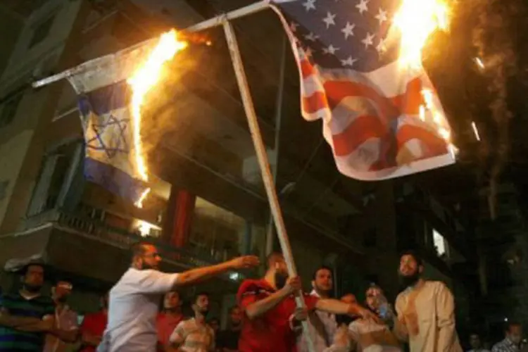 
	Manifestantes libaneses queimam bandeiras: nos &uacute;ltimos dias, v&aacute;rias representa&ccedil;&otilde;es diplom&aacute;ticas foram atacadas por mu&ccedil;ulmanos indignados com o filme anti-Isl&atilde;
 (Mahmoud Zayyat/AFP)