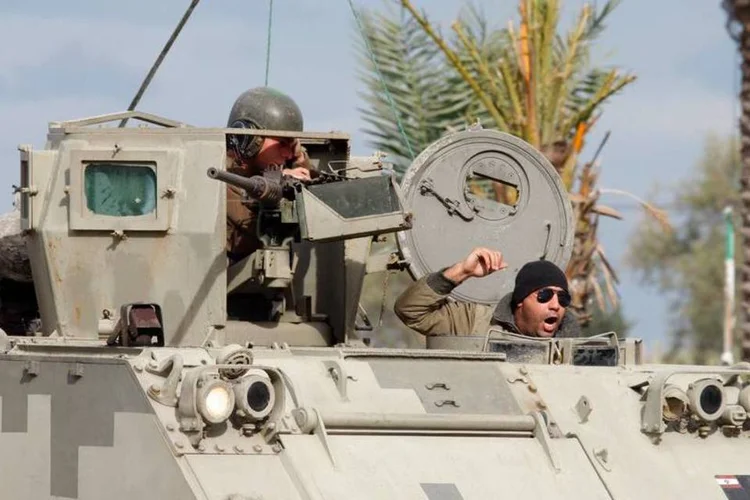 Exército libanês patrulha o bairro de Bab al-Tebbaneh, em Trípoli, norte do Líbano, durante confrontos entre muçulmanos sunitas e alauítas  (REUTERS / Stringer)
