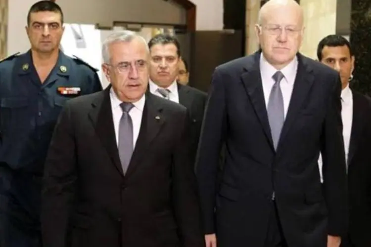 O presidente libanês Michel Suleiman (à esquerda) e o primeiro-ministro Najib Mikati vão em direção a reunião do gabinete no Palácio Presidencial, em Baabda, perto de Beirute (Reuters)