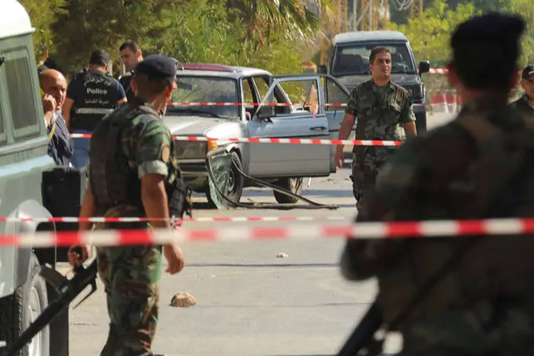 
	L&iacute;bano: mais dois homens-bomba detonaram seus explosivos no momento em que os habitantes da localidade ajudavam os feridos depois de ataque
 (Hassan Abdallah / Reuters)