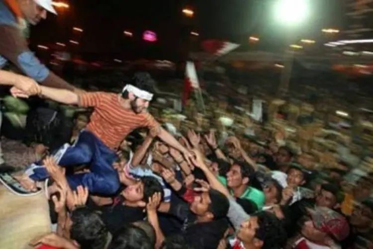 Manifestantes recebem um dos xiitas libertados (AFP)