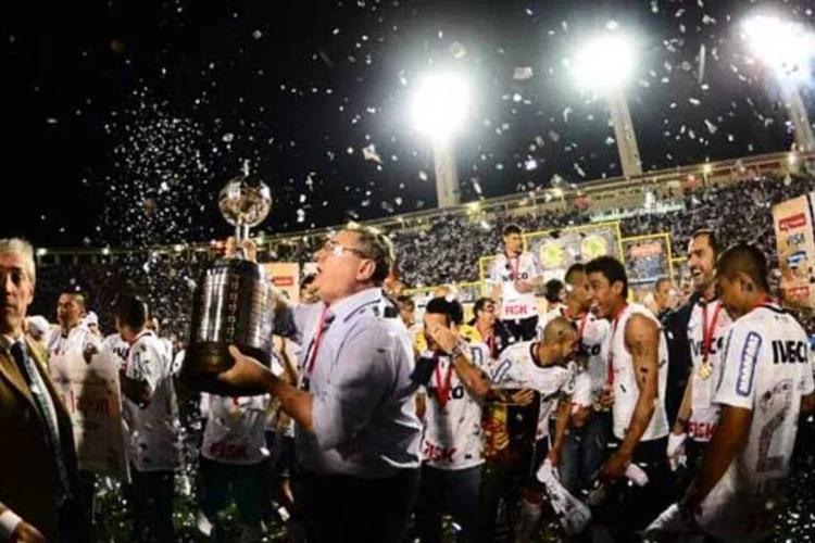 Corinthians levanta a taça da Libertadores da América de 2012: torneio é o 16º mais valioso do mundo (RENATO PIZZUTTO / PLACAR)