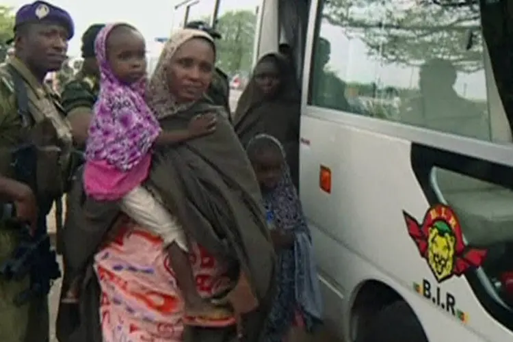 Mulher e crianças libertadas pelo Boko Haram: acordo prevê libertação de 219 adolescentes (Reuters TV)