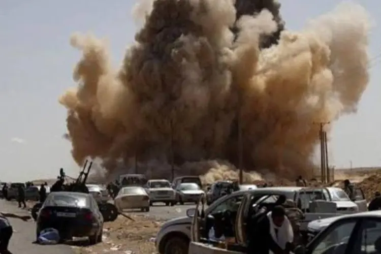 Bombardeio na Líbia: dois ministros já haviam abandonado Kadafi (Marco Longari/AFP)