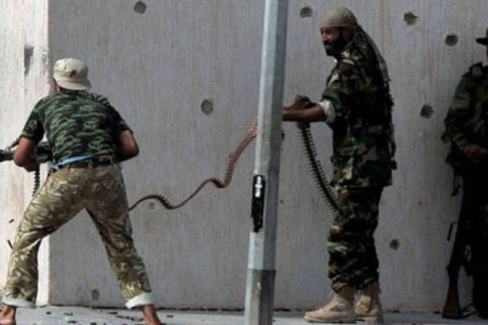 Tropas do CNT assumem controle da sede da polícia em Sirte