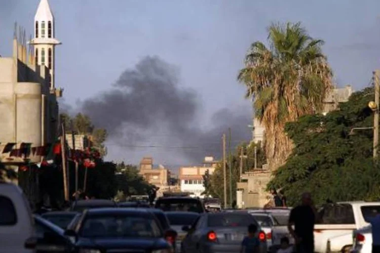 Fumaça sé vista no horizonte de Benghazi, em decorrência de dombate entre o exército líbio e rebeldes (Abdullah Doma/AFP)