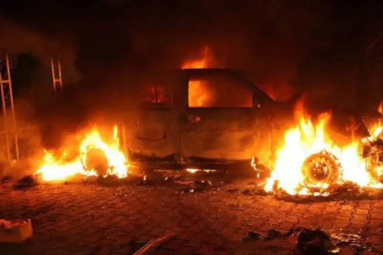 
	Carros s&atilde;o queimados em dist&uacute;rbios em frente ao consulado americano em Benghazi, L&iacute;bia, em 11 de setembro
 (AFP)
