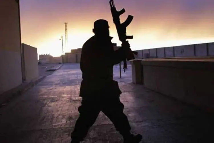 Soldado carrega fuzil na Líbia: milhares de manifestantes podem estar mortos  (John Moore/Getty Images)