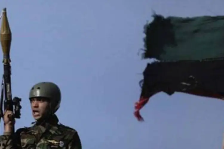 Rebelde líbio com lança-mísseis: EUA podem inserir pequenas equipes para ajudar oposição (Marco Longari/AFP)