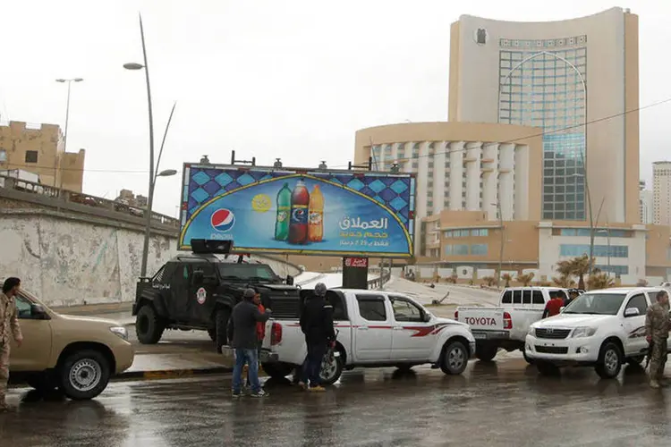 Forças de segurança cercam o hotel Corinthia, em Tripoli, na Líbia  (REUTERS/Ismail Zitouny)