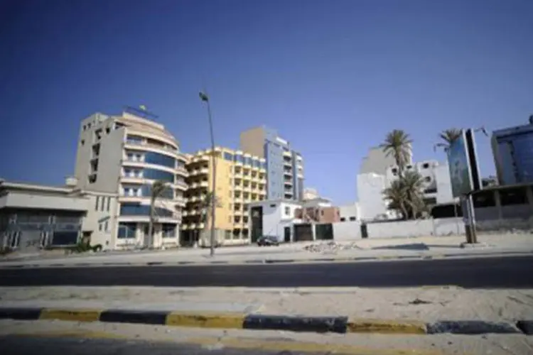 
	Rua de Tr&iacute;poli, na L&iacute;bia: mil&iacute;cias rivais l&iacute;bias trocaram tiros e dispararam granadas em Tripoli neste domingo
 (Filippo Monteforte/AFP)