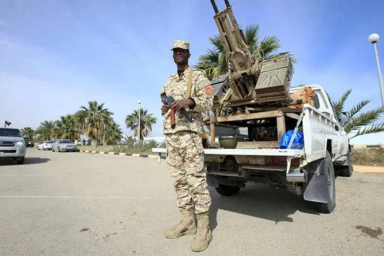 
	L&iacute;bia: vinte e tr&ecirc;s tanques com armas qu&iacute;micas deixaram o porto de Misrata
 (Ismail Zitouny / Reuters)