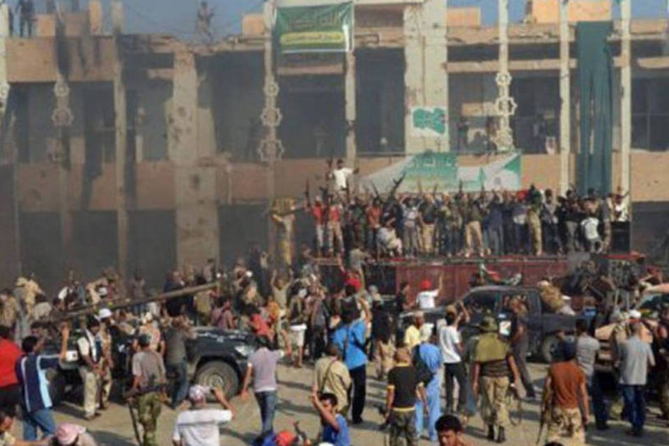 Rebeldes dizem controlar 90% do país e negociam em Sirte