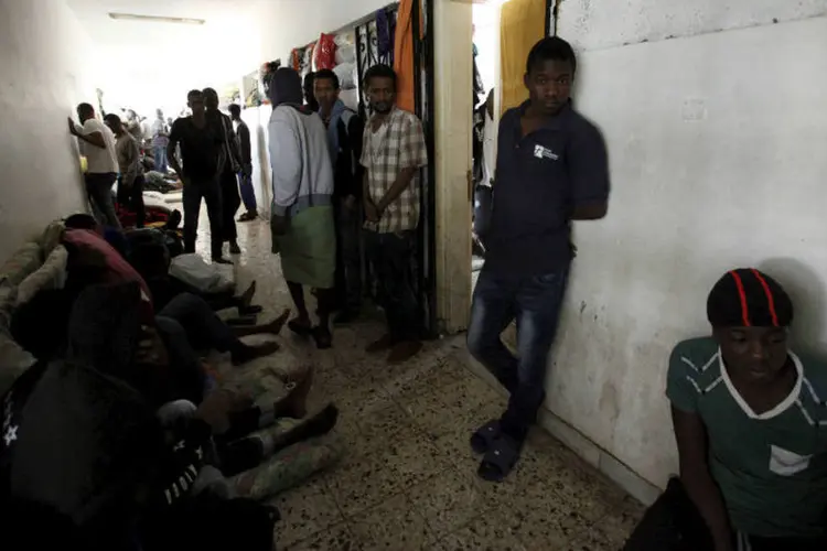 Imigrantes ilegais em centro de detenção na Líbia: mil pessoas que foram interceptadas por oficiais nos últimos seis dias (Ismail Zitouny/Reuters)