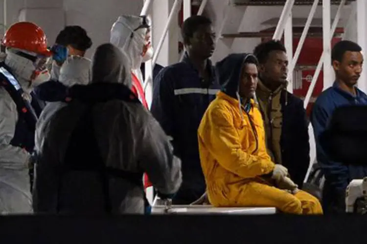 
	Quarenta migrantes teriam morrido em um incidente a bordo de sua embarca&ccedil;&atilde;o, relataram nesta ter&ccedil;a-feira os sobreviventes que chegaram em Catania, na Sic&iacute;lia
 (ALBERTO PIZZOLI/AFP)