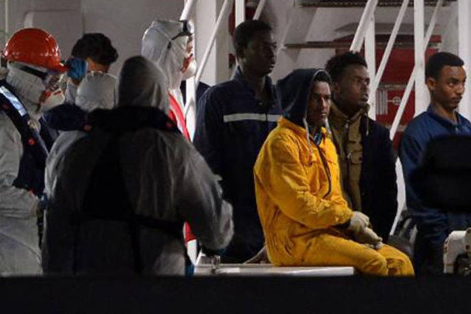 Embarcação francesa resgata 217 pessoas perto da costa líbia