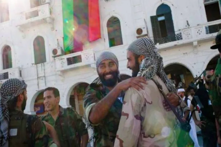 Comunidade internacional concordou em descongelar os fundos retidos ao regime de Muammar Kadafi para que possam ser utilizados pelos novos dirigentes (Getty Images)
