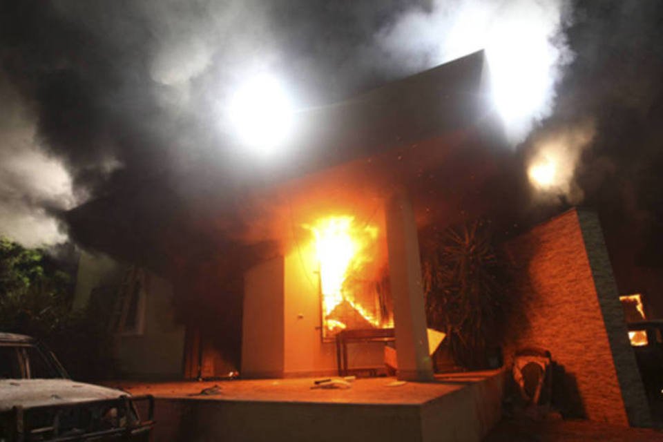 Consulado americano em chamas em Benghazi, Libia, em 11 de setembro de 2012 (Esam Al-Fetori/Reuters) (Esam Al-Fetori/Reuters)