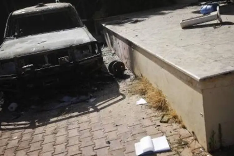 Veículo incendiado no consulado americano em Benghazi após ataque, em 13 de setembro de 2012 na Líbia
 (Afp.com / Gianluigi Guercia)
