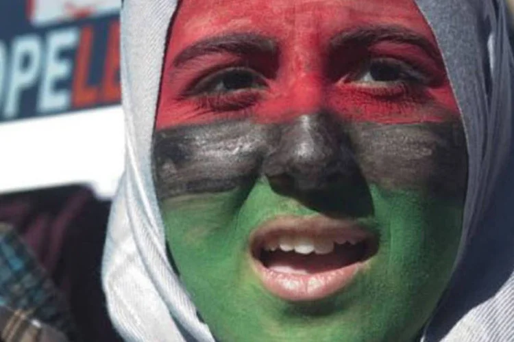 Uma líbia protesta contra Kadhafi diante da Casa Branca, em Washington DC (AFP/Saul Loeb)