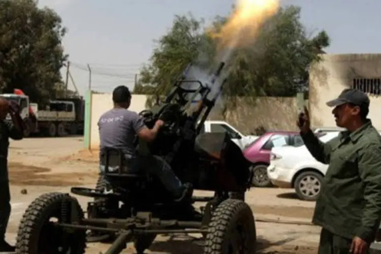 Rebelde líbio dispara em Benghazi: França vê cidade como única interlocutora válida (Marwan Naamani/AFP)