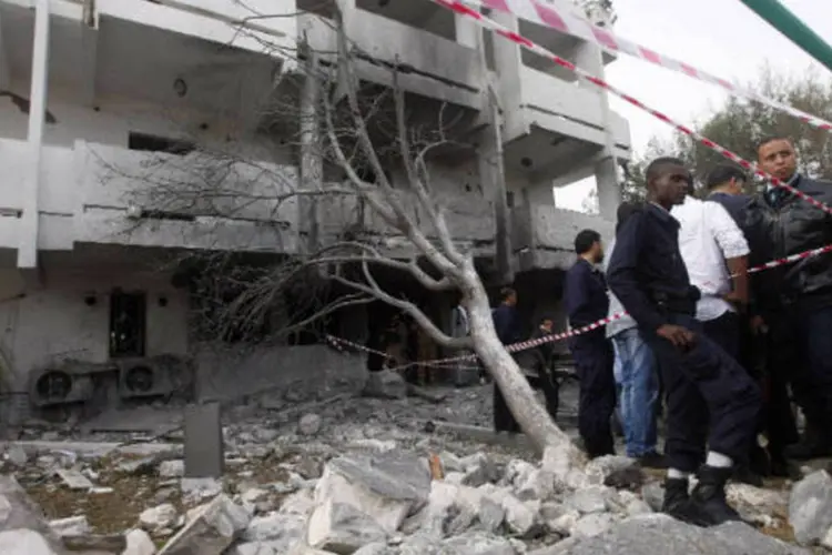 Estragos provocados pela explosão de um carro-bomba em frente à embaixada francesa na Líbia (REUTERS/Ismail Zitouny)
