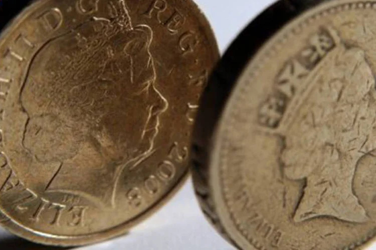 
	A libra atingiu a m&iacute;nima em sete meses diante do d&oacute;lar, a US$ 1,5438, enquanto outras moedas oscilam pouco em dia de feriado nos EUA
 (Ben Stansall/AFP)