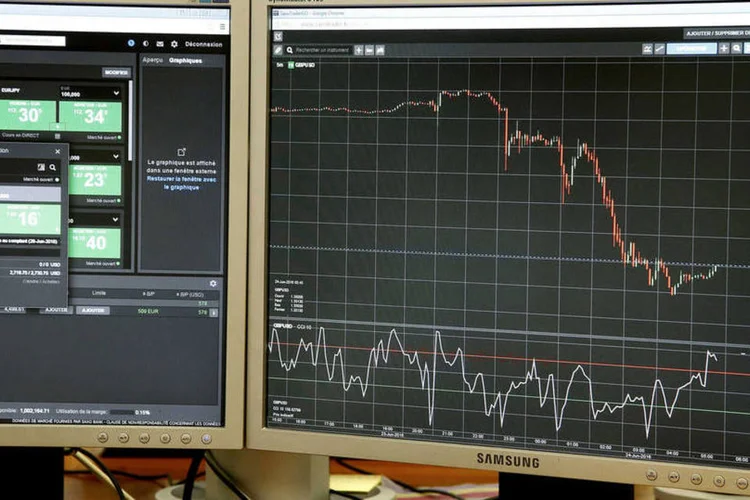 
	Libra: a libra caiu mais de 10 por cento e atingiu 1,3228 d&oacute;lar, menor n&iacute;vel desde 1985
 (Jacky Naegelen / Reuters)