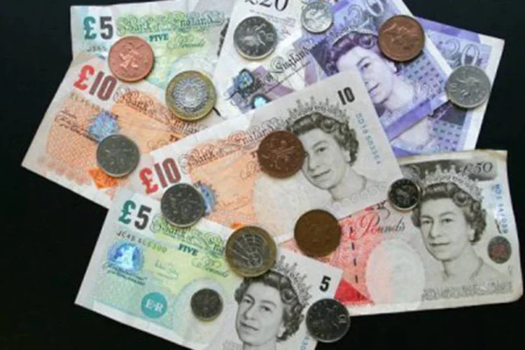
	Libra: a moeda brit&acirc;nica, uma das principais divisas que t&ecirc;m apresentado um fraco desempenho este ano, chegou a recuar para menos de US$ 1,53,
 (Stringer/AFP)
