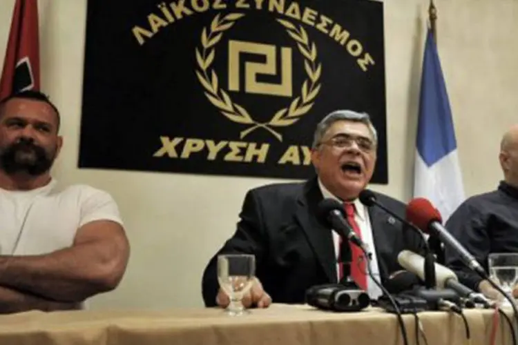 Líder da extrema-direita grega Nikolaos Michaloliakos em coletiva de imprensa em Atenas, dia 6 (©AFP / Louisa Gouliamaki)