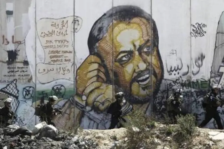 Mural com a imagem de Marwan Barghuti, líder do partido Fatah, é visto na fronteira entre Jerusalém e Ramallah (Jaafar Ashtiyeh/AFP)