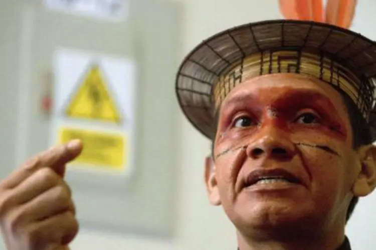 O líder indígena brasileiro Isaac Piyaco fala durante coletiva de imprensa na COP20, em Lima (Eitan Abramovich/AFP)