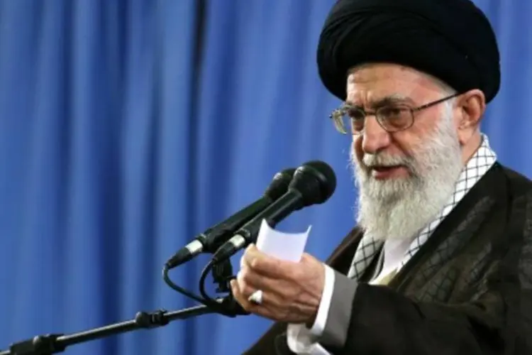 
	O l&iacute;der supremo do Ir&atilde;, o aiatol&aacute; Ali Khamenei, em Teer&atilde;: os EUA e a Europa retiraram as san&ccedil;&otilde;es a Teer&atilde; em janeiro
 (KHAMENEI.IR/AFP/Arquivos)